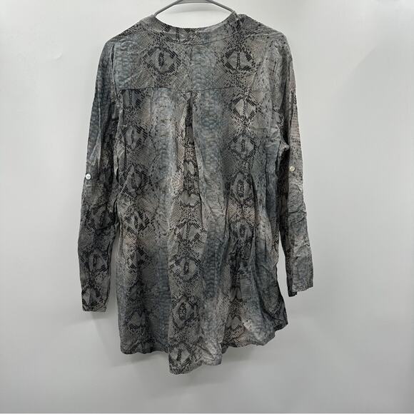 Cherish Made in Italy Gray Snakskin‎ Print Long Sleeve Quarter Button Top Size M - Picture 4 of 9
